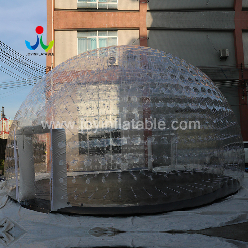 Надувная герметичная купольная палатка для кемпинга на лужайке на открытом воздухе