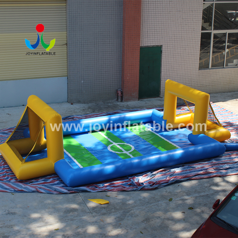 На открытом воздухе надувное футбольное поле для спортивного мероприятия с мылом на воде