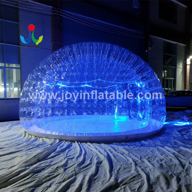 На открытом воздухе раздувной прозрачный дом купола пузыря для вечеринки по случаю дня рождения семьи