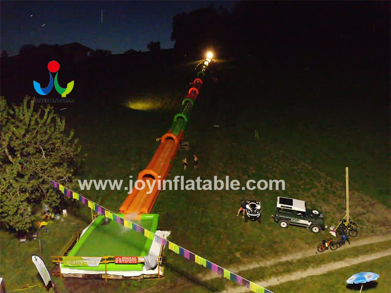 Toboggan gonflable de 107 mètres de long pour la vidéo de rue