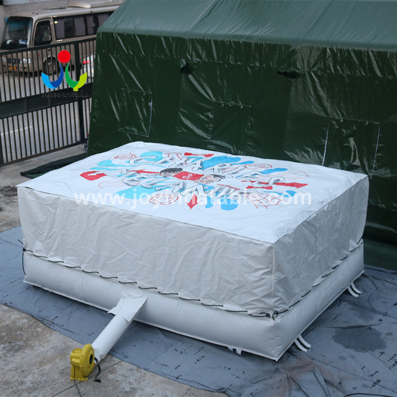 Надувная подушка безопасности со столбами для батутного парка Sky Free Jump