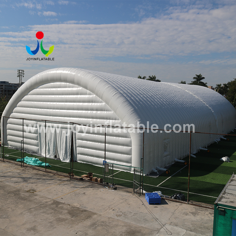 Открытый большой надувной гараж-палатка для строительства дома
