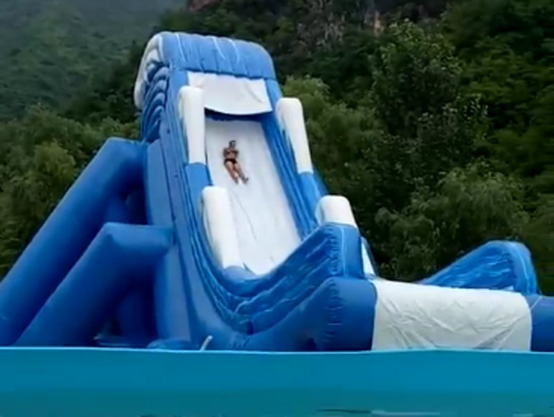 гигантская надувная горка для взрослых с бассейном