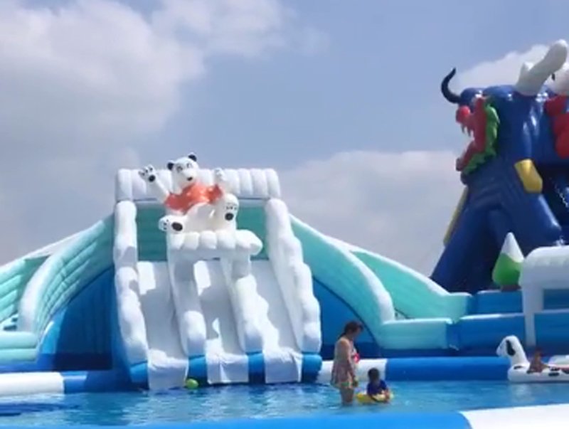 гигантский надувной аквапарк для детей и взрослых.